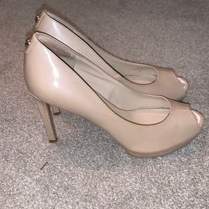 Guess brand platform peep toe pump color nude size 7.5